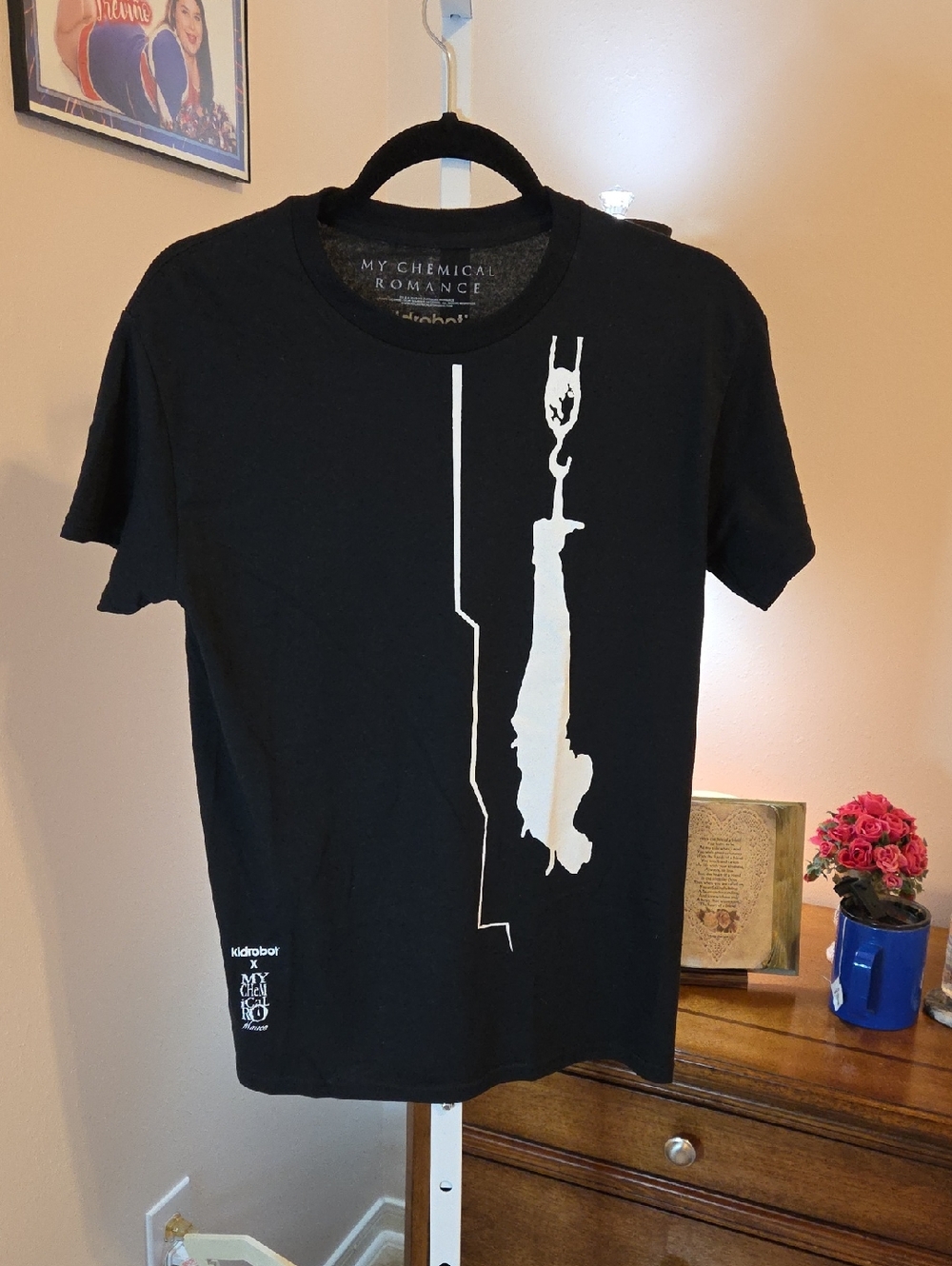 Men's Black Short-Sleeve Graphic Tee with White Vertical Hook Design